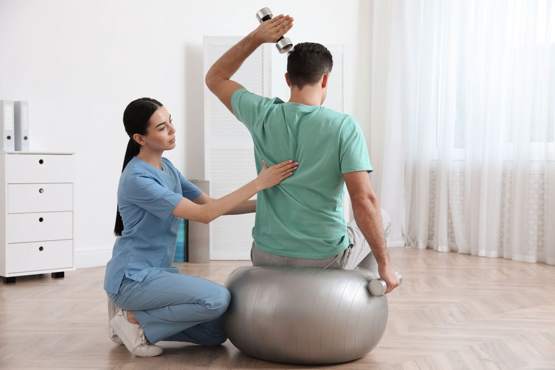 fisioterapeuta trabajando